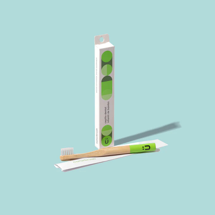cepillo de dientes verde de bambú para niños