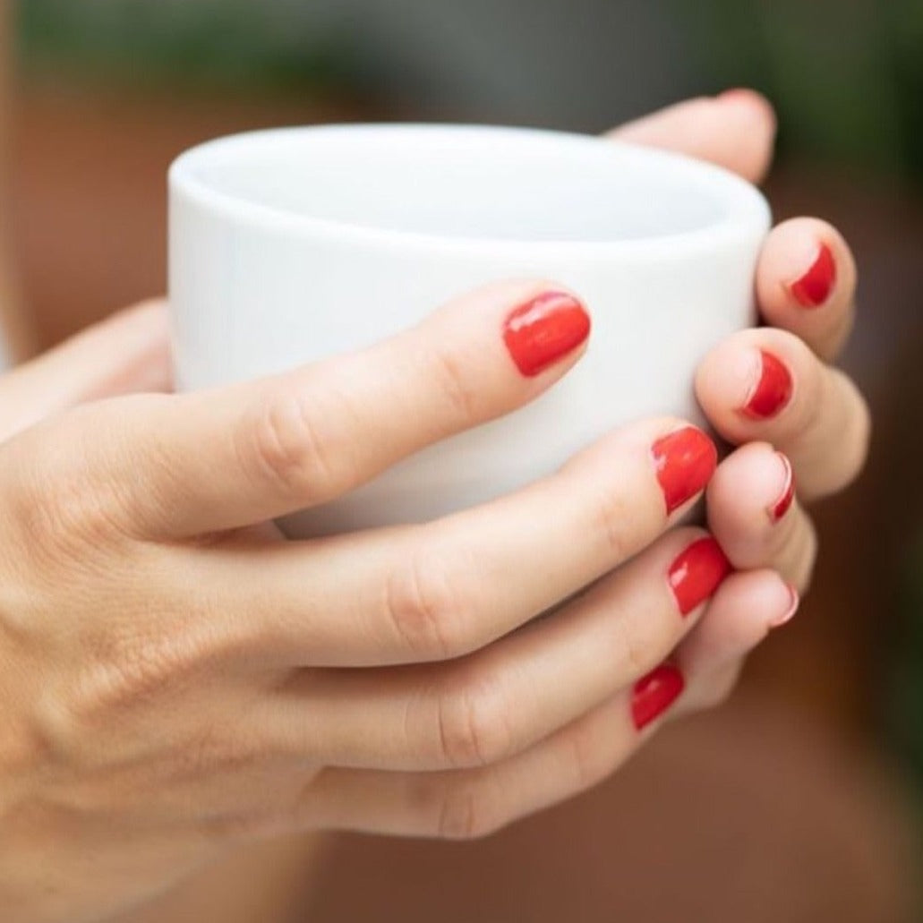 uñas de color rojo manicura